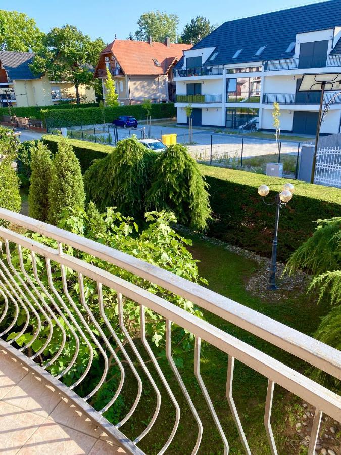 Selyemakacapartman Balatonlelle Exteriér fotografie