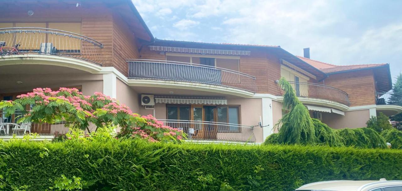 Selyemakacapartman Balatonlelle Exteriér fotografie